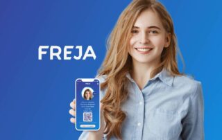 en flicka visar hennes digitalt id-kortet