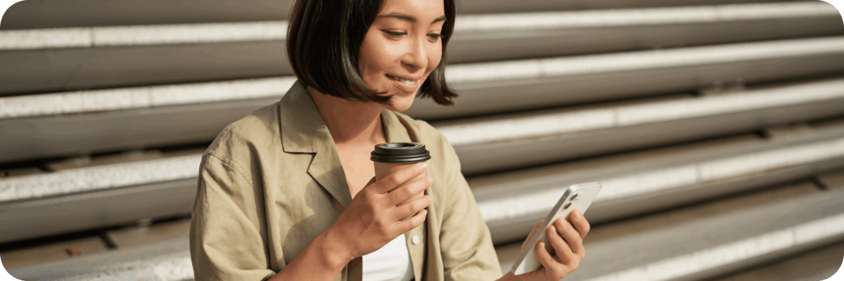 Woman happily contacting Freja support.